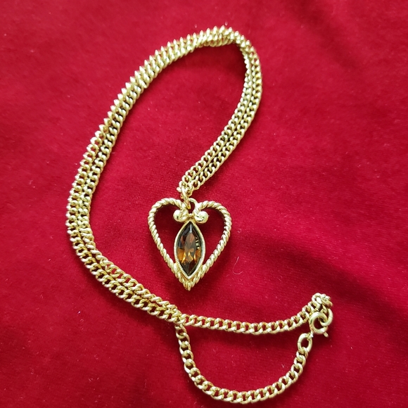 Vintage Avon Gold Tone Heart Pendant With Glass Rhinestone Necklace - Picture 5 of 12
